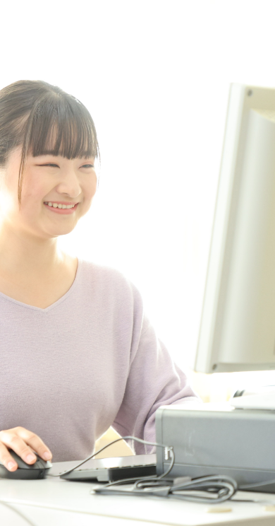 笑顔でパソコンを操作している女性の様子