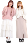 笑顔の女子学生2人が正面を向き、肩のあたりで両手の拳で握っている様子