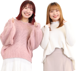 笑顔の女子学生2人が正面を向き、肩のあたりで両手の拳で握っている様子