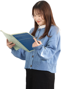 1人の女子学生が立って冊子を読んでいる様子